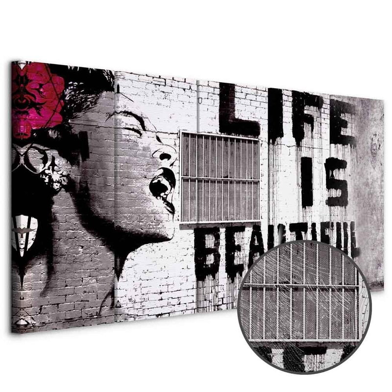 Produktvy av Banksy life is beautiful. En rund detaljförstoring visar den strukturerade gelytan.