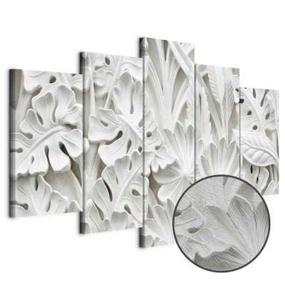 Schuin productaanzicht van Alabaster garden wide. De 5 canvasdelen vormen samen één compositie. Een ronde detailopname toont het reliëf van het geloppervlak.