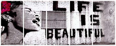 Vooraanzicht van Banksy life is beautiful. De volledige gedrukte compositie is te zien op 5 canvasdelen met zichtbare tussenruimten.