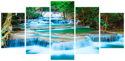 Vooraanzicht van Blue waterfall in. De volledige gedrukte compositie is te zien op 5 canvasdelen met zichtbare tussenruimten.