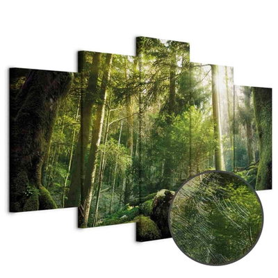 Schuin productaanzicht van The beauty of the forest. De 5 canvasdelen vormen samen één compositie. Een ronde detailopname toont het reliëf van het geloppervlak.