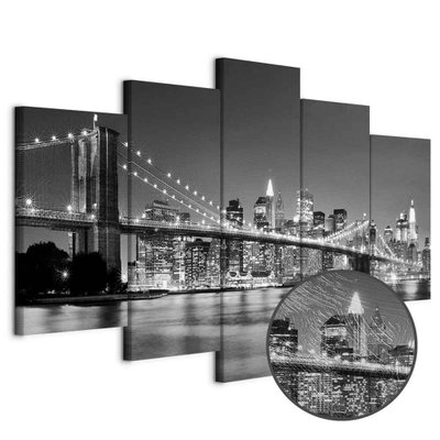 Schuin productaanzicht van Dream about new york. De 5 canvasdelen vormen samen één compositie. Een ronde detailopname toont het reliëf van het geloppervlak.