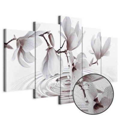 Schuin productaanzicht van Magnolias over water wide. De 5 canvasdelen vormen samen één compositie. Een ronde detailopname toont het reliëf van het geloppervlak.