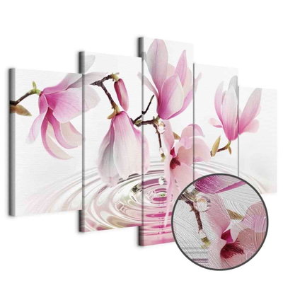 Schuin productaanzicht van Magnolias over water wide. De 5 canvasdelen vormen samen één compositie. Een ronde detailopname toont het reliëf van het geloppervlak.