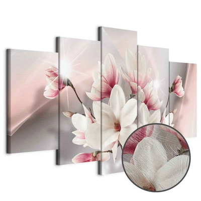 Schuin productaanzicht van Magnolia in bloom. De 5 canvasdelen vormen samen één compositie. Een ronde detailopname toont het reliëf van het geloppervlak.