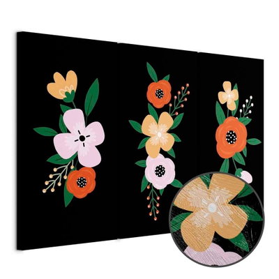 Schuin productaanzicht van Colorful bloom. De 3 canvasdelen vormen samen één compositie. Een ronde detailopname toont het reliëf van het geloppervlak.