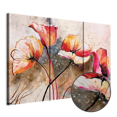 Schuin productaanzicht van Poppies lashed by the wind. De 3 canvasdelen vormen samen één compositie. Een ronde detailopname toont het reliëf van het geloppervlak.