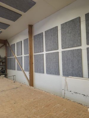 SilentDirect PES Wall Akustiske paneler installeret på en væg i et værksted