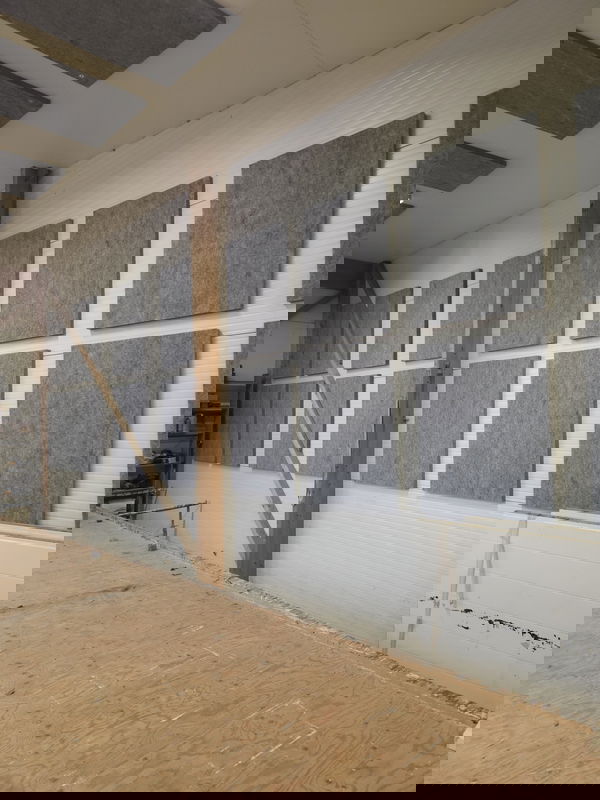 Akustiikkapaneelit SilentDirect PES Wall Industry asennettu työpajan seinälle