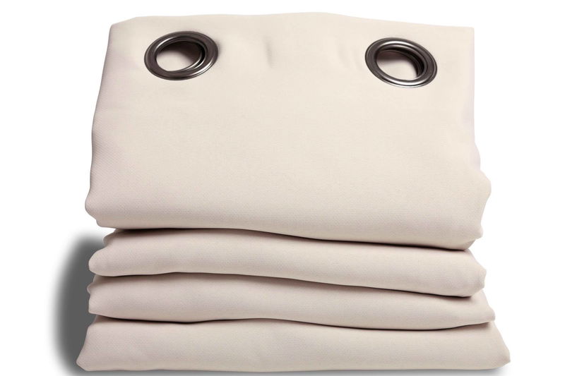 Äänenvaimentava verho - 140x180cm beige taitettu edestä, jossa verhon ripustusreiät näkyvät käytännöllistä asennusta varten