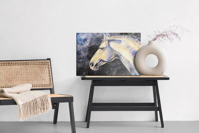 Ljuddämpande tavla - A light horse on a dark