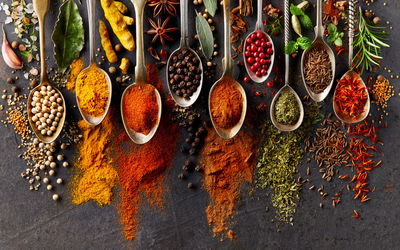 Ljuddämpande tavla - Spices on a black background