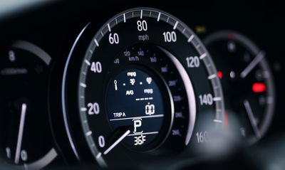 Ljuddämpande tavla - Modern car speedometer