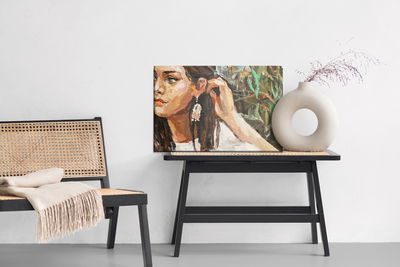 Ljuddämpande tavla - A young girl is sitting