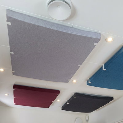 Eriväriset äänenvaimentavat kattopaneelit asennettuna kattoon