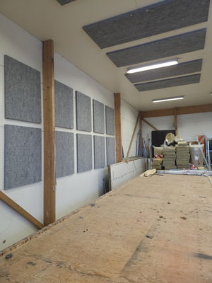 Vægmonterede SilentDirect PES Wall Industry akustikpaneler i et værkstedsmiljø