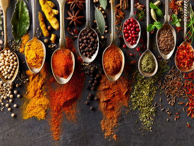 Ljuddämpande tavla - Spices on a black background