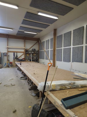 Industribygninger med SilentDirect PES Wall Industrielle vægabsorbenter monteret på vægge