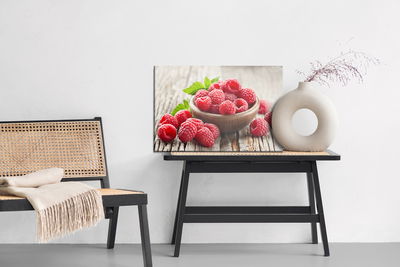 Ljuddämpande tavla - Fresh raspberries on wooden