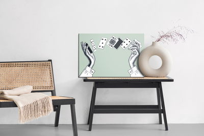 Ljuddämpande tavla - Female hands with playing