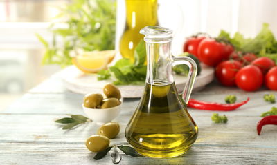 Ljuddämpande tavla - Jug with fresh oil