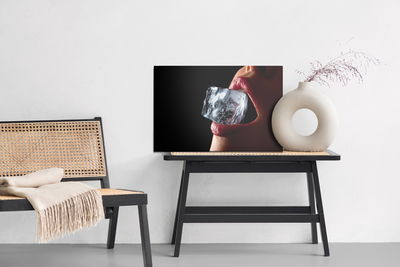 Ljuddämpande tavla - A woman with an ice cube