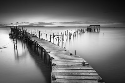 Ljuddämpande tavla - A dilapidated pier