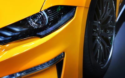 Ljuddämpande tavla - Front of a yellow sports car