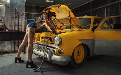 Ljuddämpande tavla - Sexy woman welded to a car