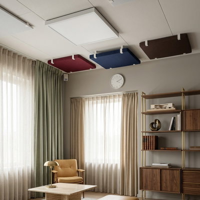 Äänenvaimennuspaneelit katossa huoneissa, joissa on suuret ikkunat