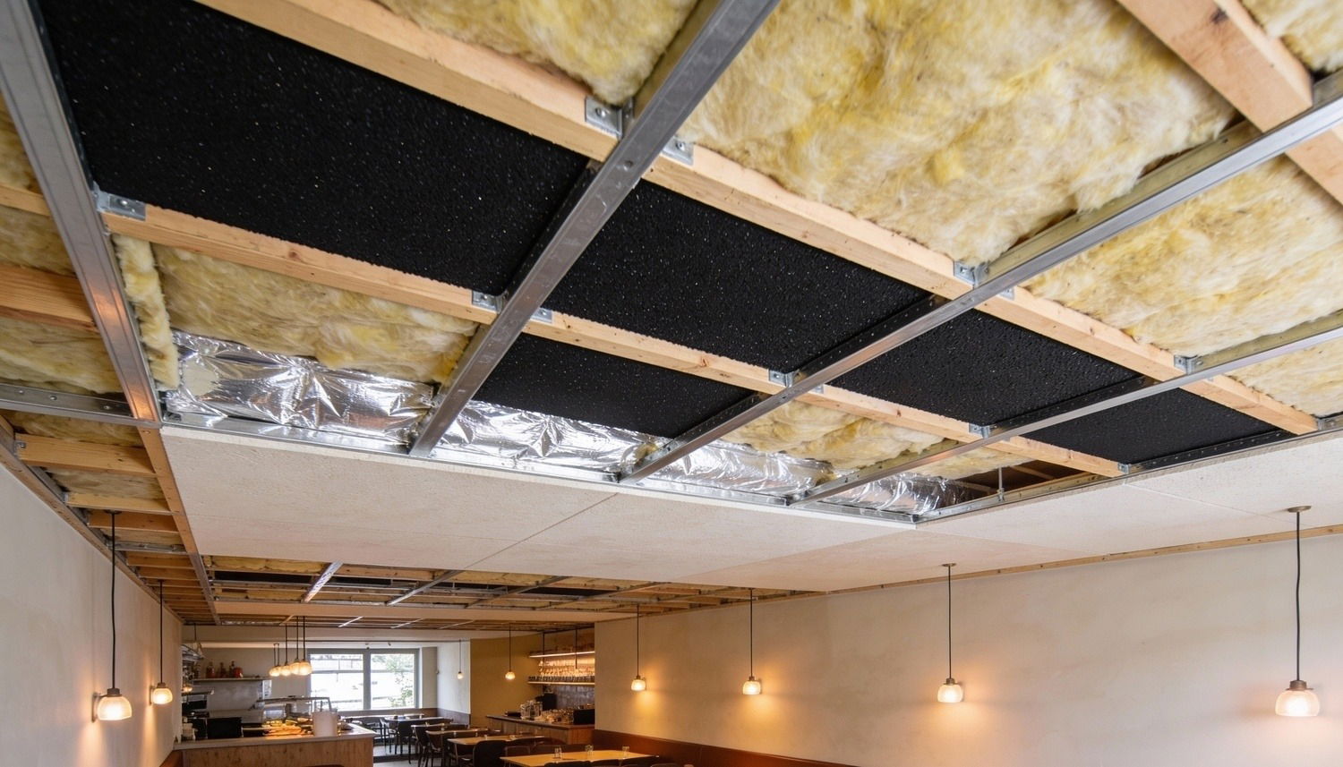 Ljudisolera ett tak i en restaurang