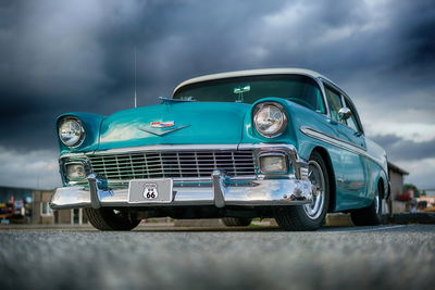 Ljuddämpande tavla - Turquoise car and clouds