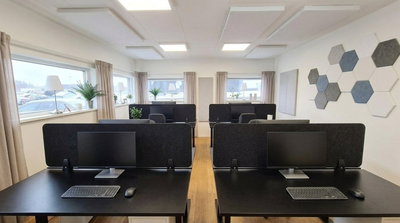 Kontorsmiljö med flera Bulletin Desk Screen bordsskärmar som minskar störande ljud