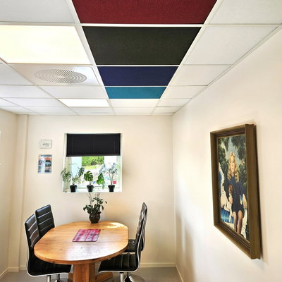 SilentDirect PES Fabric 592x592 -äänieristyslevyt punaisena, sinisenä ja vihreänä, asennettuina kattoon