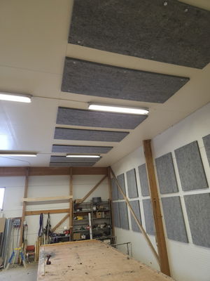 Lydabsorberende loftsabsorbenter SilentDirect PES Ceiling Industry installeret i industrihal