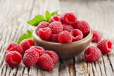 Ljuddämpande tavla - Fresh raspberries on wooden
