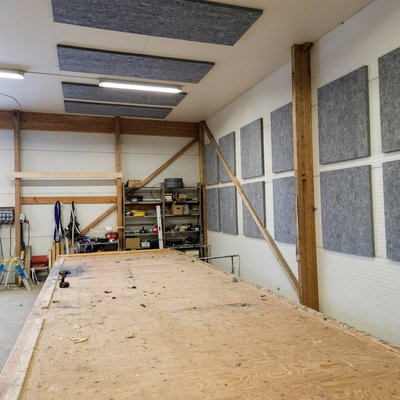 SilentDirect PES Wall Deep Industry ljudabsorbenter 100 mm monterade på vägg i verkstadsmiljö