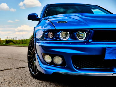 Ljuddämpande tavla - Front of a blue sports car