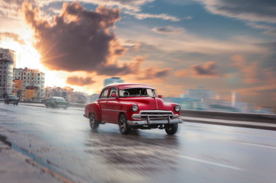 Ljuddämpande tavla - Historic car on the road