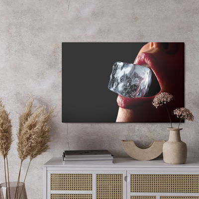 Ljuddämpande tavla - A woman with an ice cube