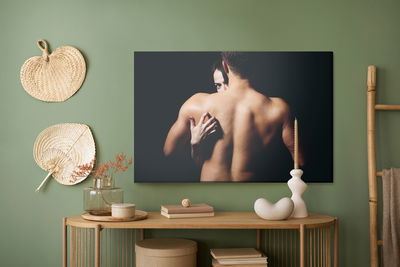 Ljuddämpande tavla - A couple in a loving embrace