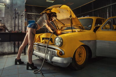 Ljuddämpande tavla - Sexy woman welded to a car