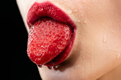 Ljuddämpande tavla - A woman with a strawberry