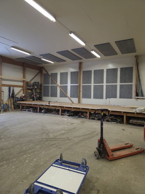 SilentDirect PES Ceiling Industrielle loftsplader installeret i værksted for at reducere støj og efterklang