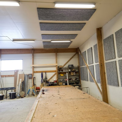 SilentDirect PES Ceiling Deep Industry ljudabsorbenter 100 mm monterade i tak i verkstadsmiljö