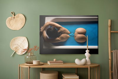 Ljuddämpande tavla - Woman posing in a bathtub