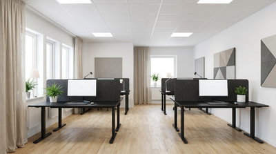 Bulletin Desk Screen bordsskärmar placerade mellan arbetsstationer