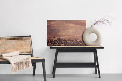 Ljuddämpande tavla - Coffee beans on a wood