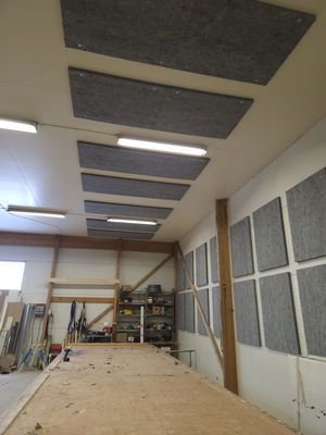 Akustiske loftsplader installeret i industribygninger med SilentDirect PES Ceiling Industry