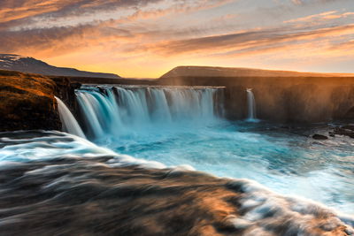 Ljuddämpande tavla - A majestic waterfall